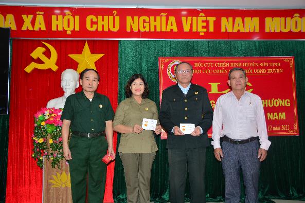 Hội CCB khối UBND huyện Sơn Tịnh tổ chức Lễ trao kỷ niệm chương cho hội viên