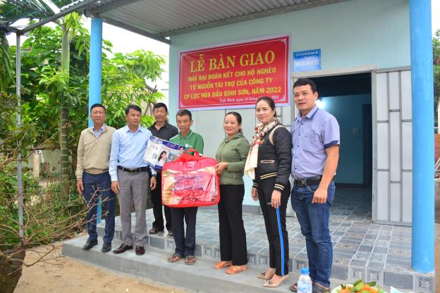 Ủy ban Mặt trận Tổ quốc Việt Nam huyện Sơn Tịnh bàn giao 3 ngôi nhà đại đoàn kết cho hộ nghèo