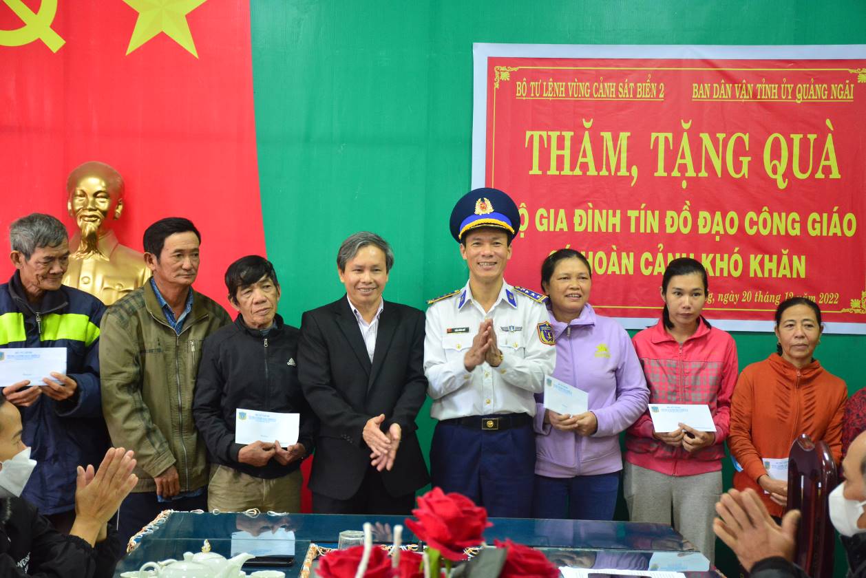 Thăm và tặng quà cho giáo dân có hoàn cảnh khó khăn nhân dịp Giáng sinh năm 2022 trên địa bàn huyện Sơn Tịnh