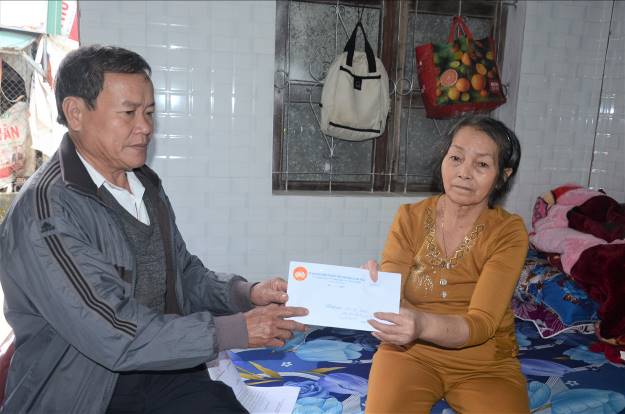 Ủy ban MTTQVN huyện Sơn Tịnh trao tiền hỗ trợ của khán giả trong chuyên mục Kết nối những tấm lòng