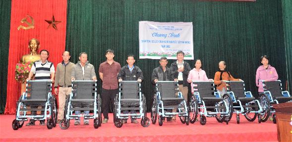 Sơn Tịnh: Trao tặng 32 xe lăn cho người khuyết tật vận động