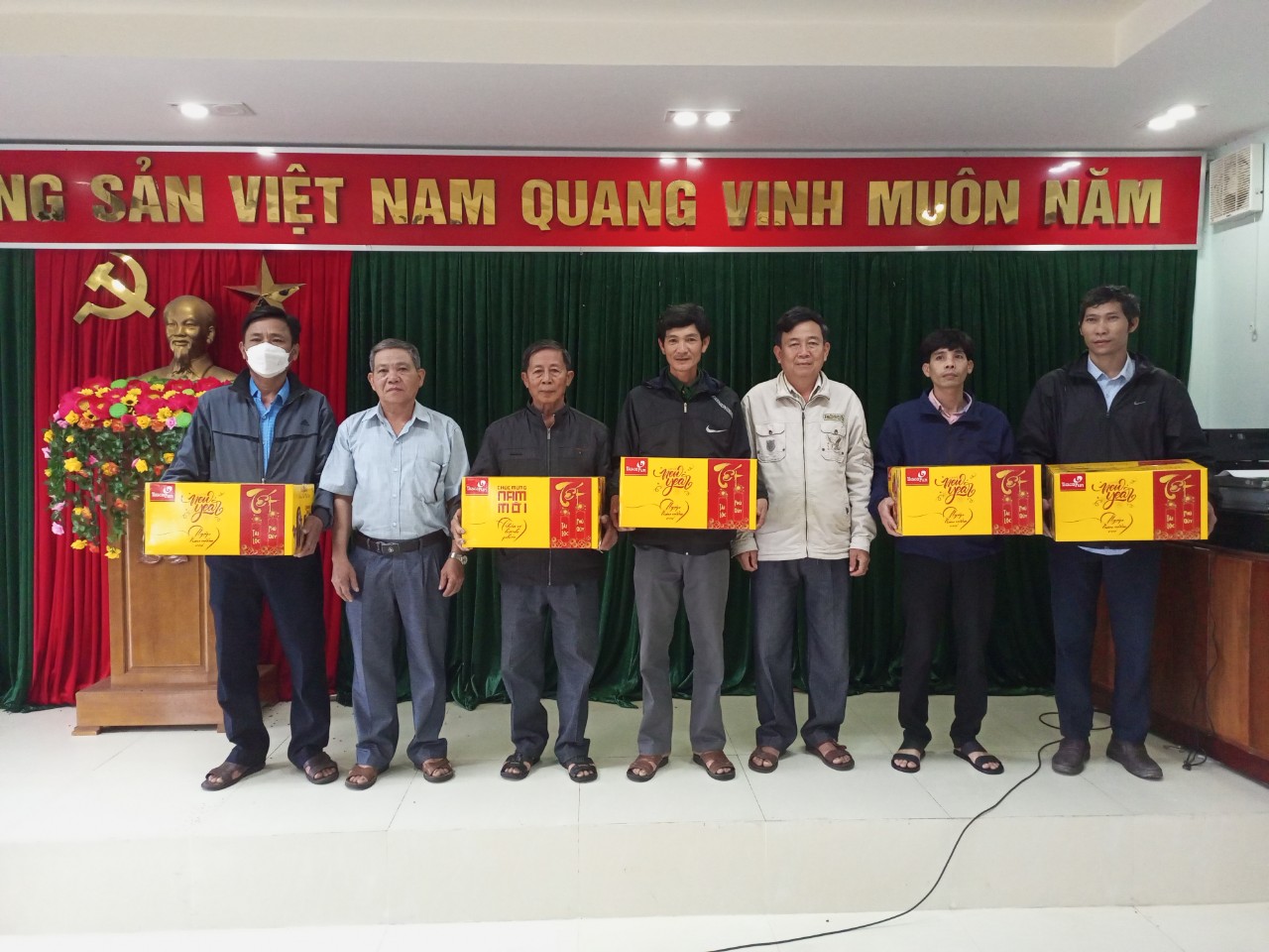 Hội Cựu chiến binh huyện Sơn Tịnh trao quà Tết Nguyên đán Quý Mão năm 2023 cho hội viên