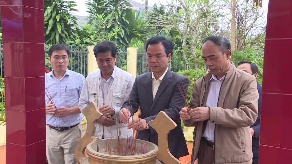 Trưởng Ban Tuyên giáo Tỉnh ủy Đặng Ngọc Dũng dâng hương, tặng quà Tết Quý Mão 2023 tại huyện Sơn Tịnh