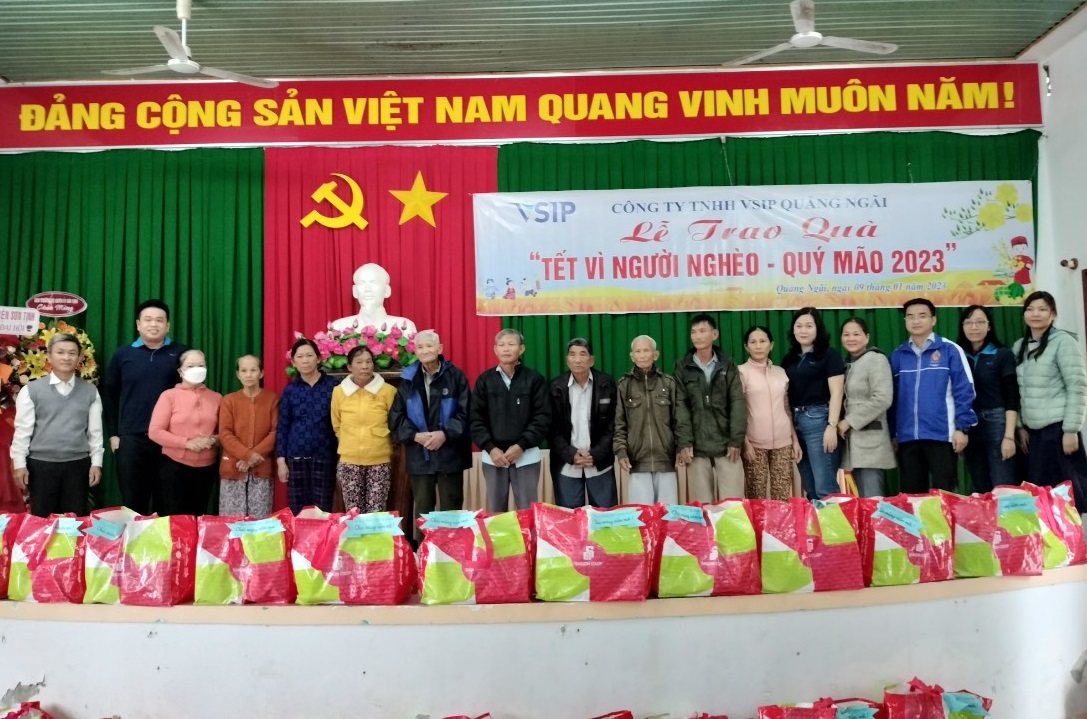 Công ty TNHH Vsip Quảng Ngãi trao quà Tết Nguyên đán Quý Mão năm 2023 tại xã Tịnh Thọ