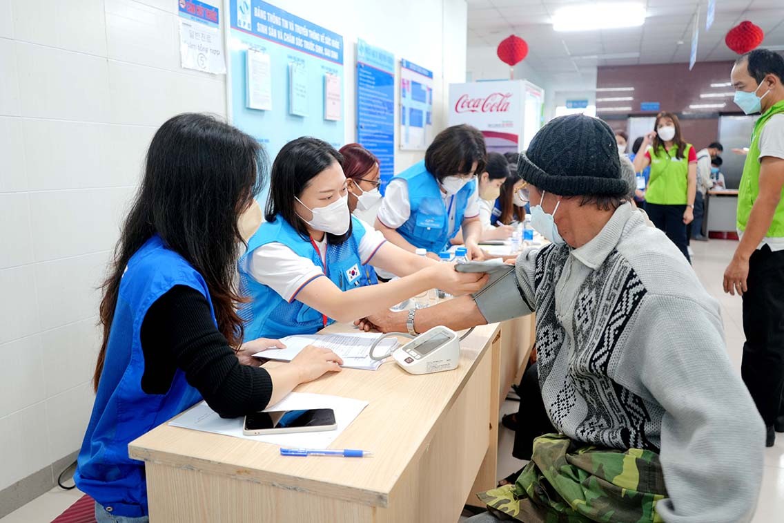 600 người ở xã Tịnh Hà và Tịnh Phong được khám bệnh từ thiện do Doosan Vina tổ chức