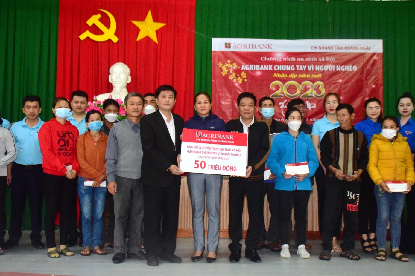 Ngân hàng Agribank chi nhánh tỉnh Quảng Ngãi tặng 100 suất quà tết cho người nghèo ở xã Tịnh Thọ, huyện Sơn Tịnh