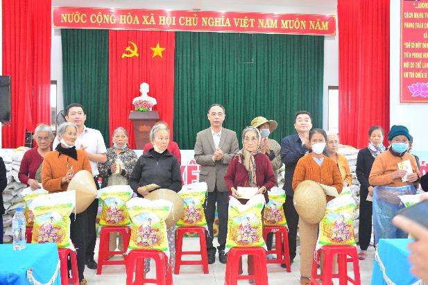 Trao tặng 200 suất quà Tết cho hộ gia đình chính sách xã Tịnh Giang