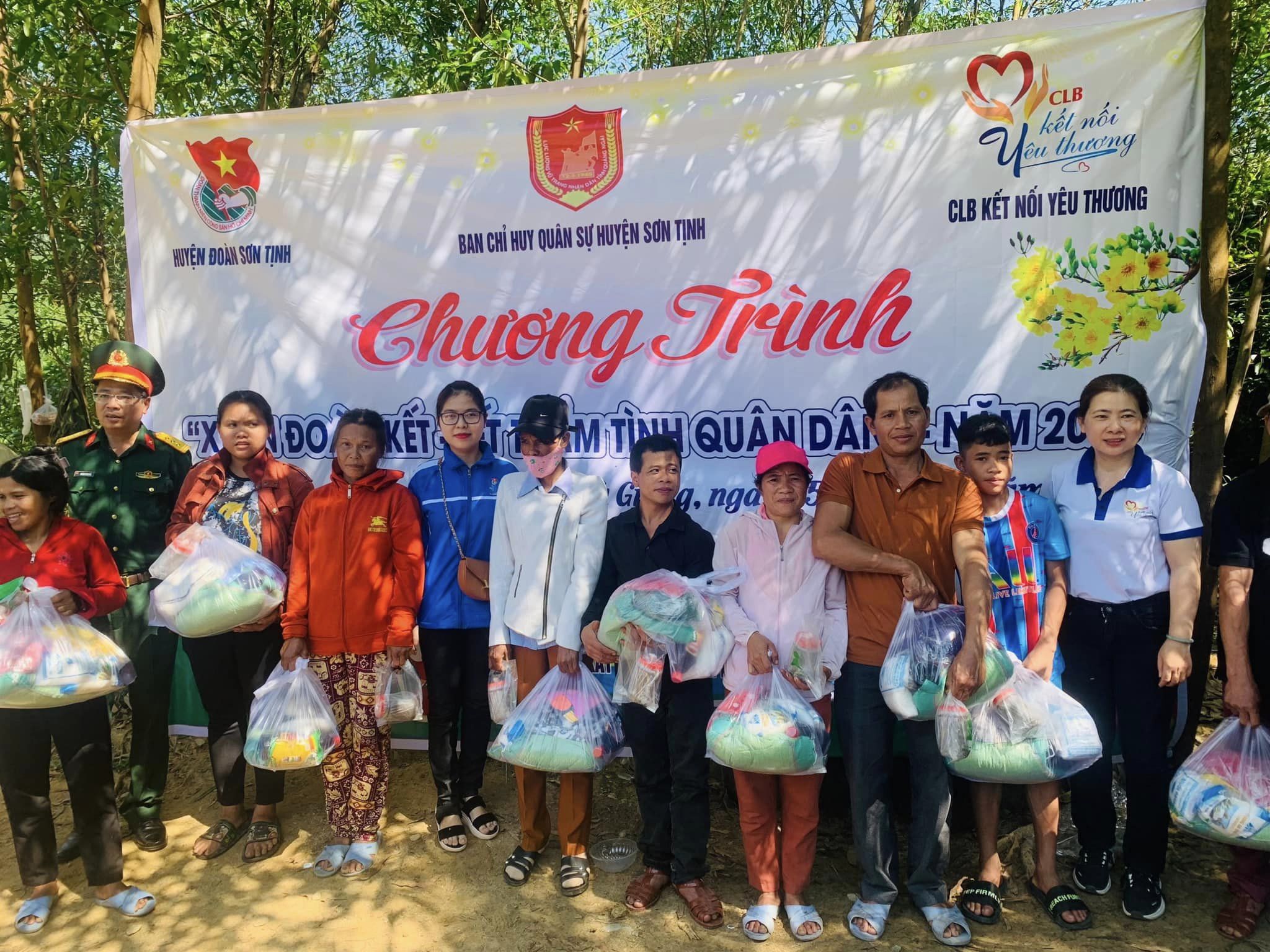 Trao tặng quà cho hộ nghèo, trẻ em có hoàn cảnh khó khăn tại xã Trà Giang