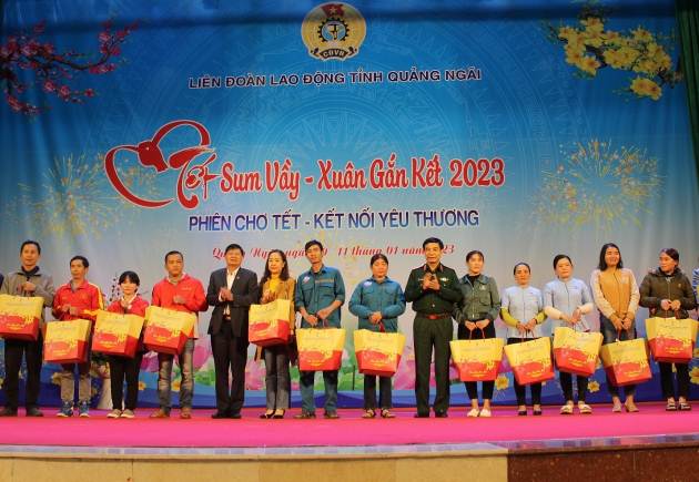 Chương trình Tết sum vầy – Xuân gắn kết 2023 trao tặng quà Tết cho 41 đoàn viên, người lao động ở huyện Sơn Tịnh