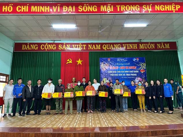 Chi đoàn Hải quan tỉnh Quảng Ngãi trao quà Tết Quý Mão tại xã Tịnh Phong