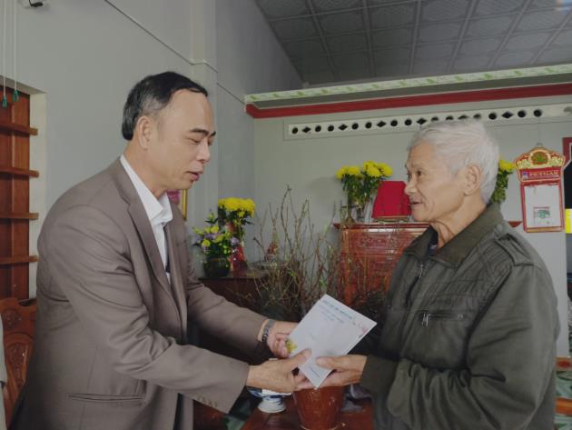 Phó Chủ tịch Thường trực UBND huyện Sơn Tịnh Lê Văn Thảo thăm, tặng quà Tết các gia đình chính sách ở xã Tịnh Đông và Tịnh Giang