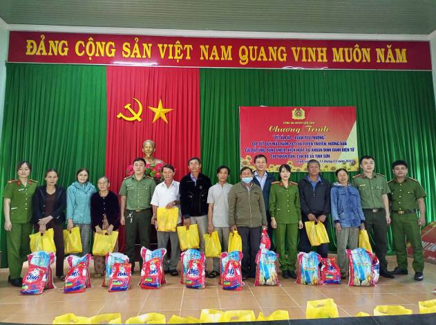 Công an huyện Sơn Tịnh tổ chức chương trình Tết ấm áp – Xuân yêu thương tại xã Tịnh Sơn
