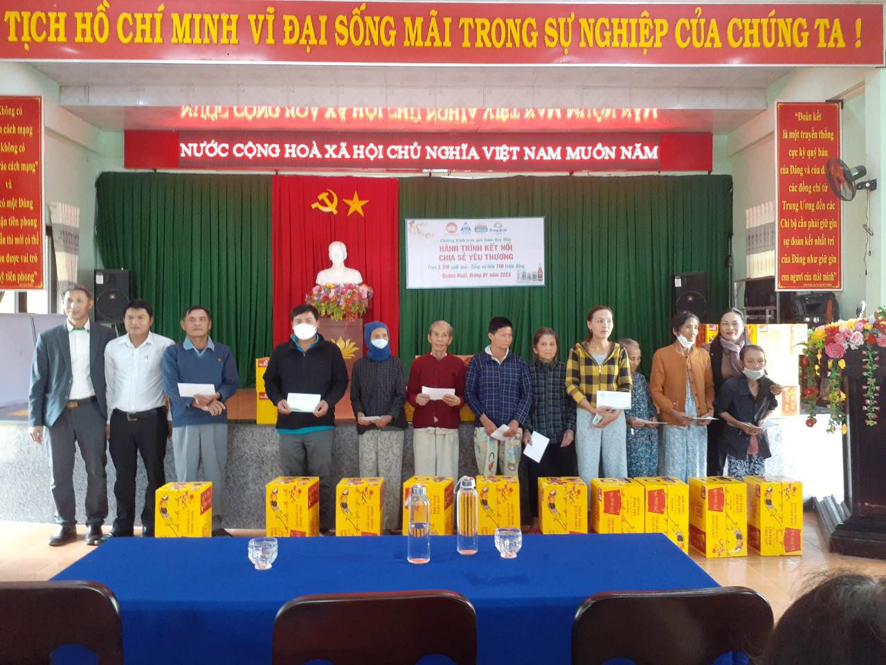 Công ty cổ phần Đường Quảng Ngãi trao tặng 130 suất quà tết tại huyện Sơn Tịnh