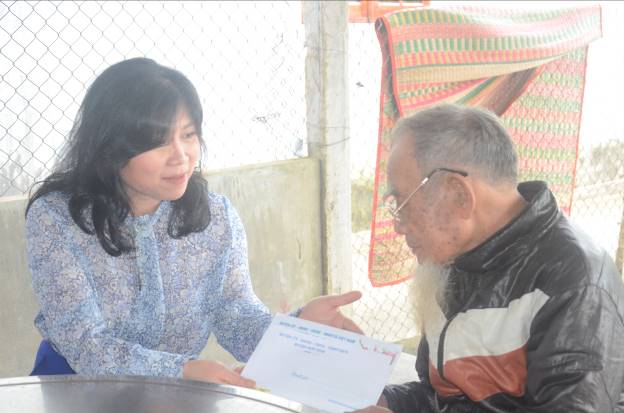 Bí thư Huyện ủy Sơn Tịnh trao quà Tết cho gia đình chính sách và hộ nghèo