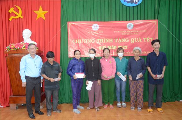 Hội người cao tuổi tỉnh Quảng Ngãi trao tặng quà Tết tại huyện Sơn Tịnh