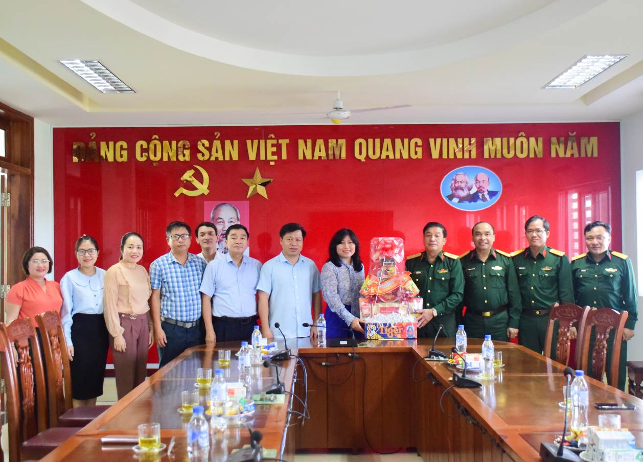 Thiếu tướng Trương Thiên Tô – Phó Chính ủy Quân khu 5 thăm, chúc mừng năm mới tại huyện Sơn Tịnh