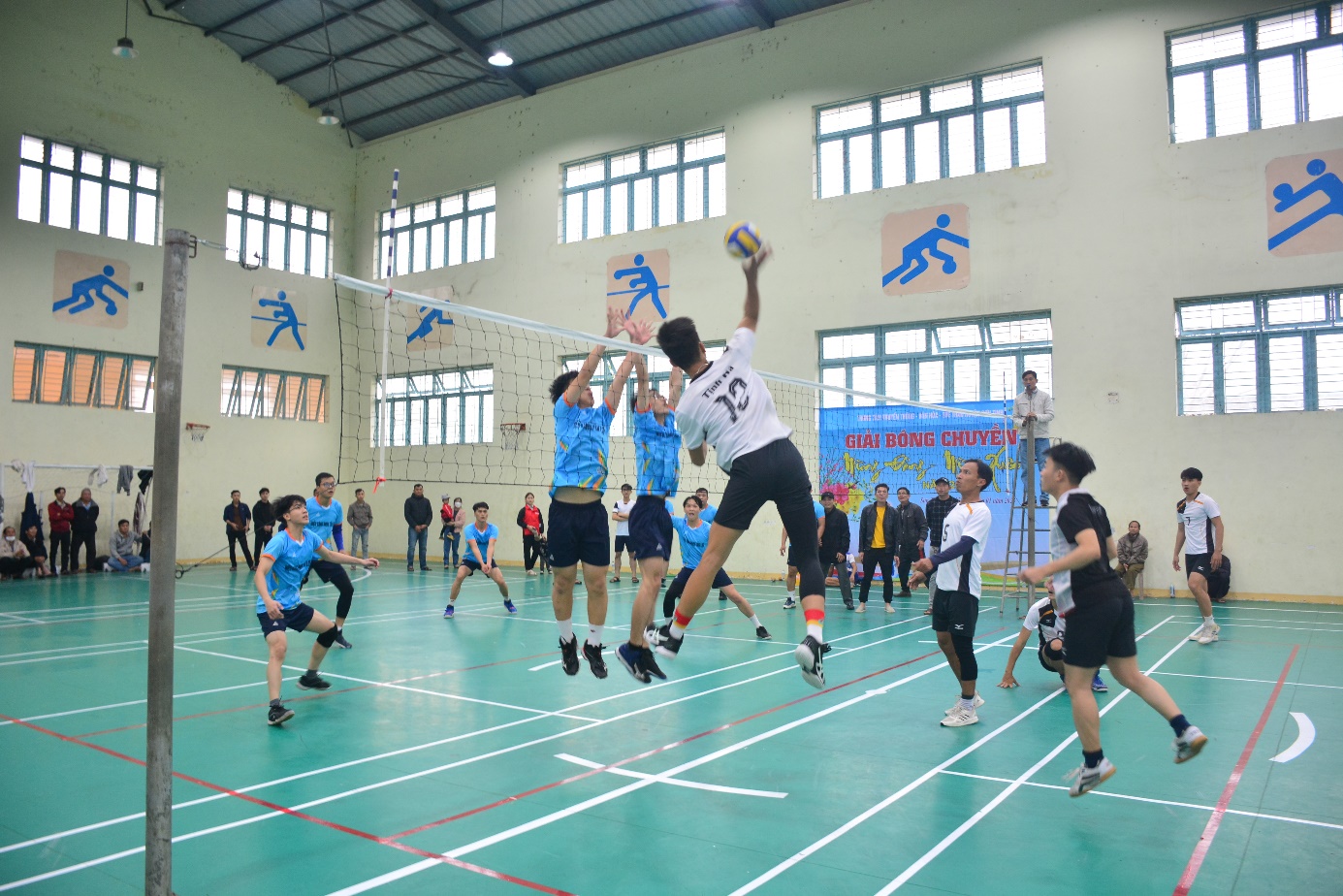 Sơn Tịnh tổ chức giải bóng chuyền nam mừng Đảng - mừng Xuân Quỹ Mão 2023