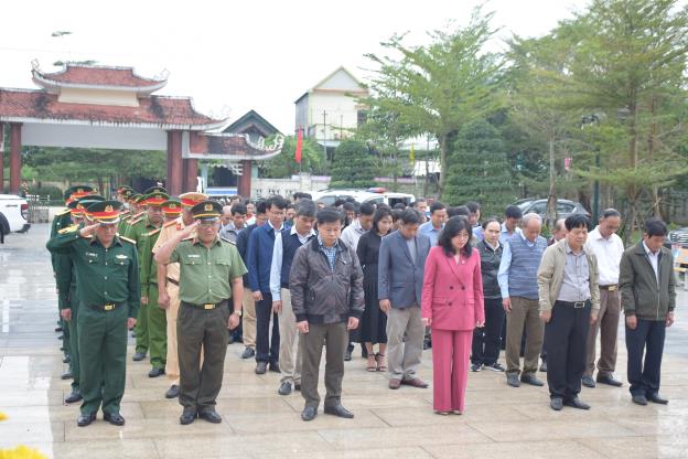 Huyện Sơn Tịnh viếng hương tại Đền tưởng niệm liệt sỹ huyện nhân dịp Tết Nguyên đán Quý Mão 2023