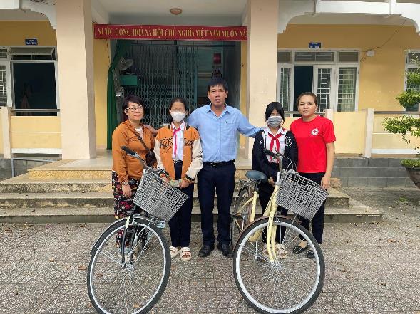 Trao tặng xe đạp cho học sinh có hoàn cảnh khó khăn