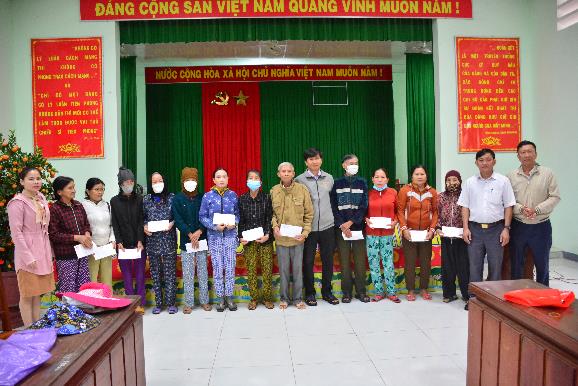 Ủy ban MTTQ Việt Nam huyện Sơn Tịnh trao tặng quà cho hộ nghèo, cận nghèo đón Tết Nguyên đán Quý Mão 2023