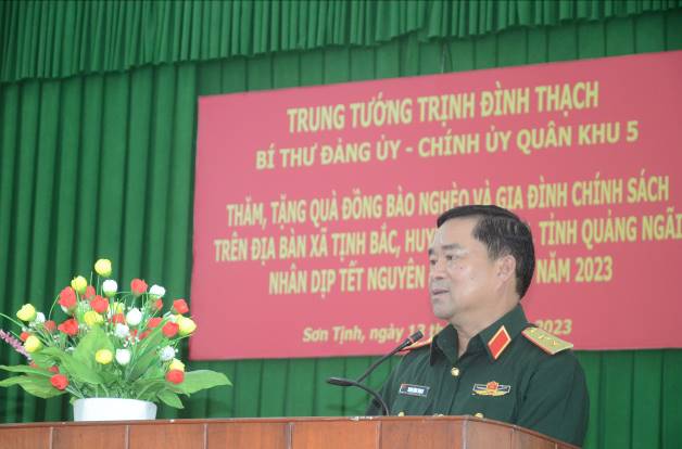 Trung tướng Trịnh Đình Thạch – Chính ủy Bộ Tư lệnh Quân khu 5 trao quà Tết tại huyện Sơn Tịnh