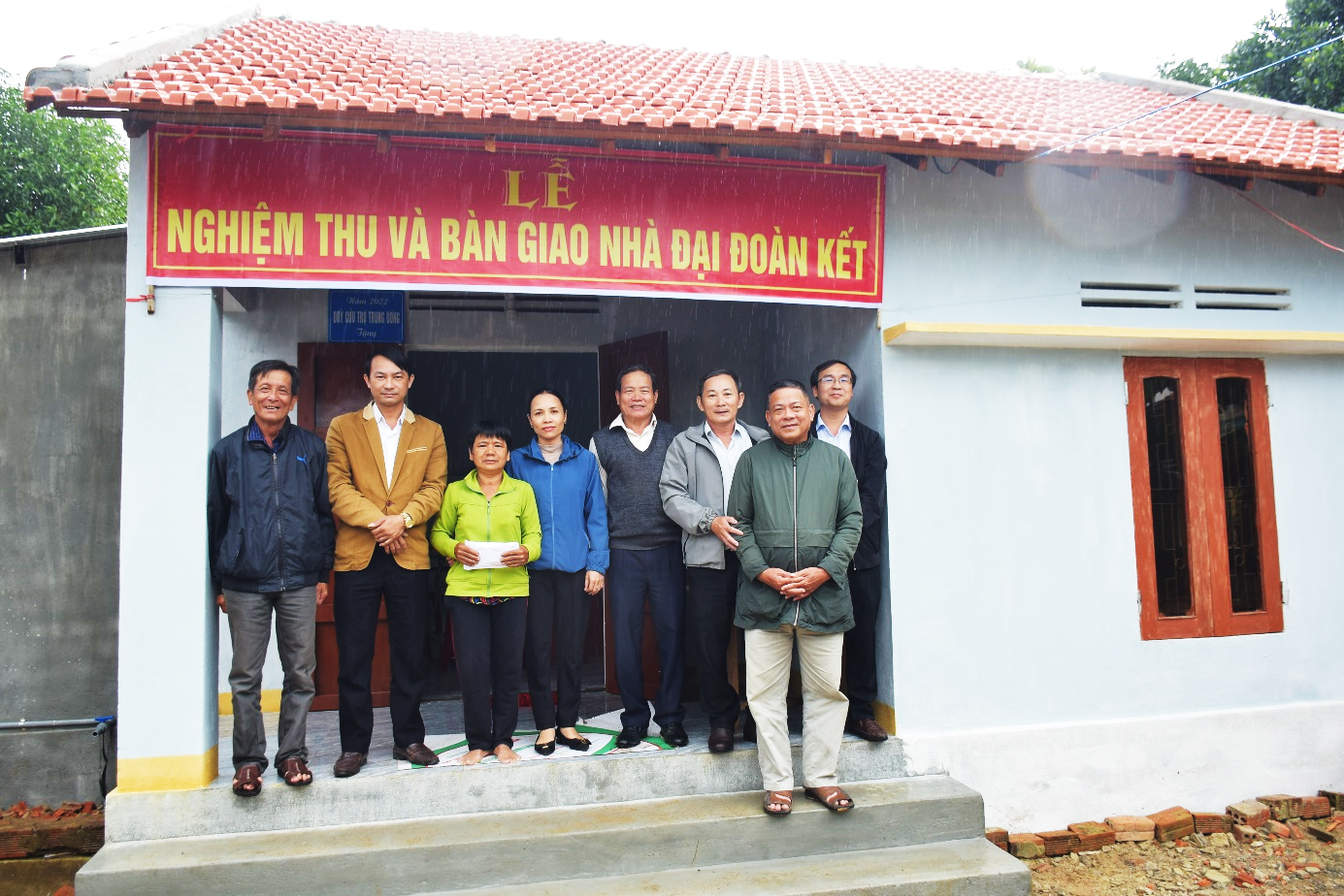 Uỷ ban MTTQ Việt Nam huyện Sơn Tịnh nghiệm thu, bàn giao nhà Đại đoàn kết cho hộ nghèo ở xã Tịnh Bình