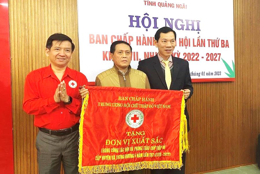 Hội Chữ Thập đỏ huyện Sơn Tịnh được Trung Hội Chữ thập đỏ Việt Nam tặng Cờ thi đua xuất sắc 5 năm liên tục