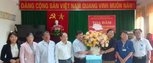 Lãnh đạo huyện Sơn Tịnh thăm, chúc mừng Trung tâm Y tế huyện nhân kỷ niệm 68 năm Ngày thầy thuốc Việt Nam