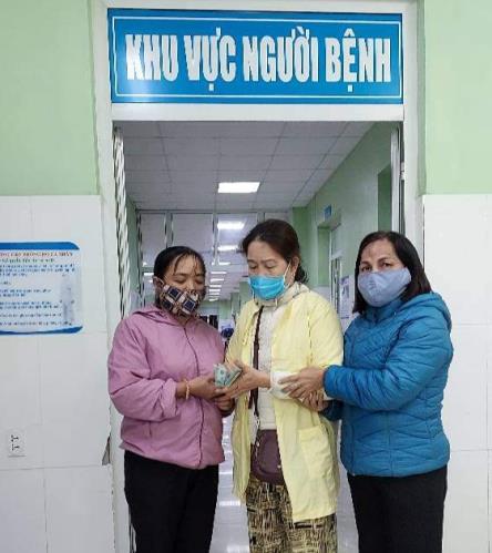 Hội LHPN huyện Sơn Tịnh thăm hỏi, động viên và trao tiền hỗ trợ một hoàn cảnh phụ nữ bị suy thận giai đoạn cuối