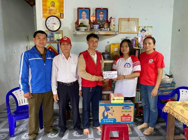 Hội Chữ thập đỏ huyện Sơn Tịnh trao tiền hỗ trợ hàng tháng cho 8 em mồ côi trên địa bàn huyện