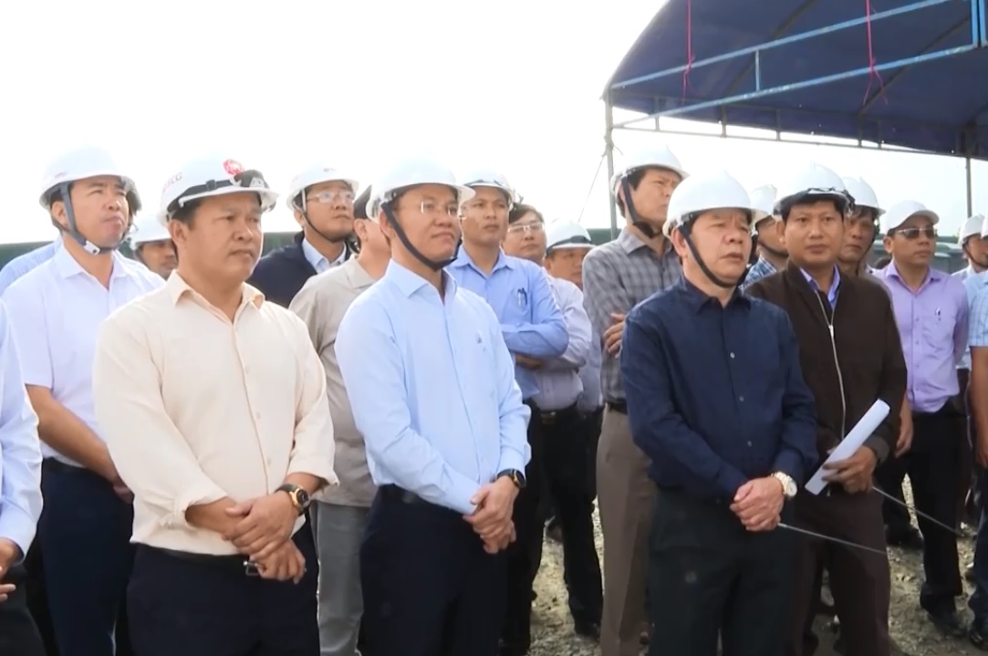 Đồng chí Đặng Văn Minh - Chủ tịch UBND tỉnh Quảng Ngãi kiểm tra dự án cầu Trà Khúc 3