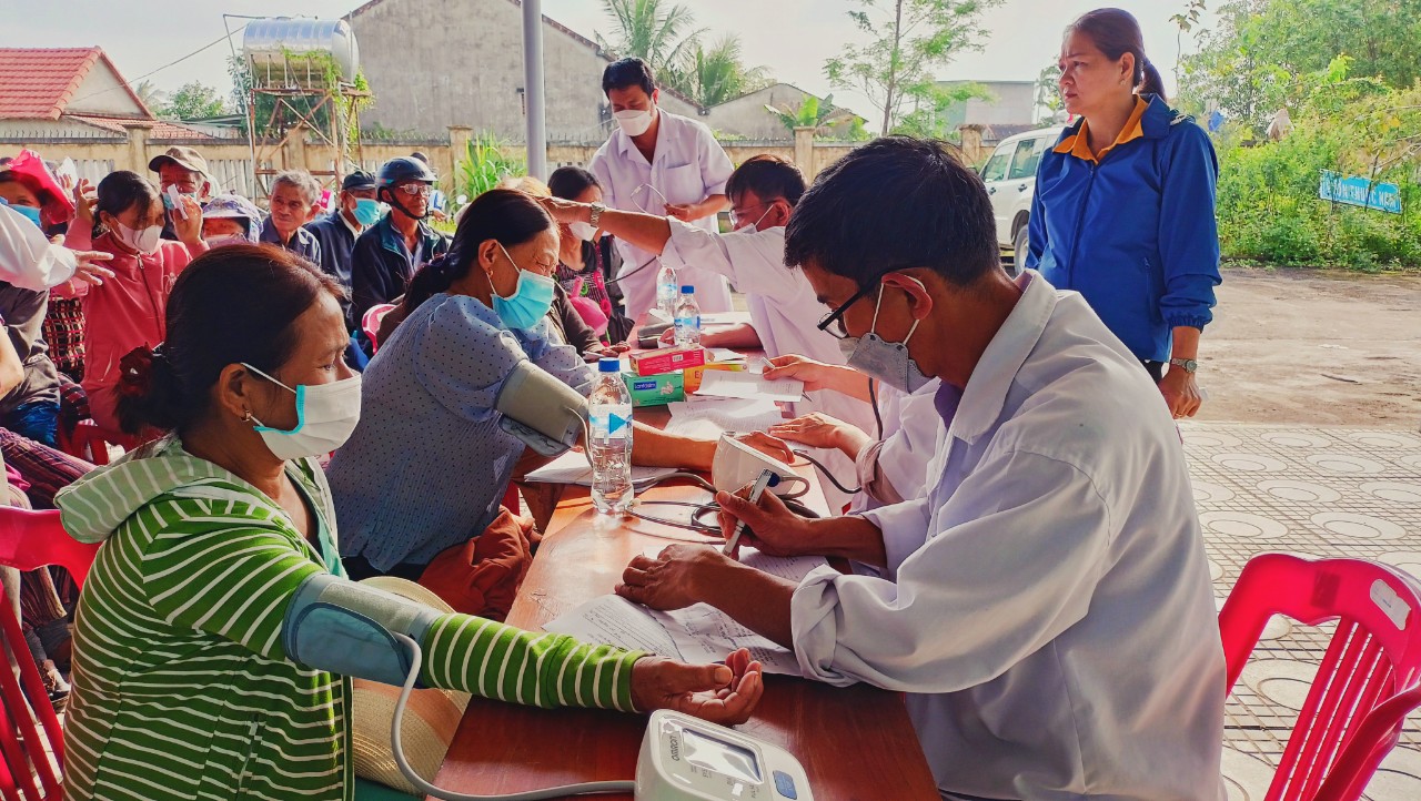 Sơn Tịnh: Khám bệnh, cấp thuốc, tặng quà cho người nghèo xã Tịnh Thọ