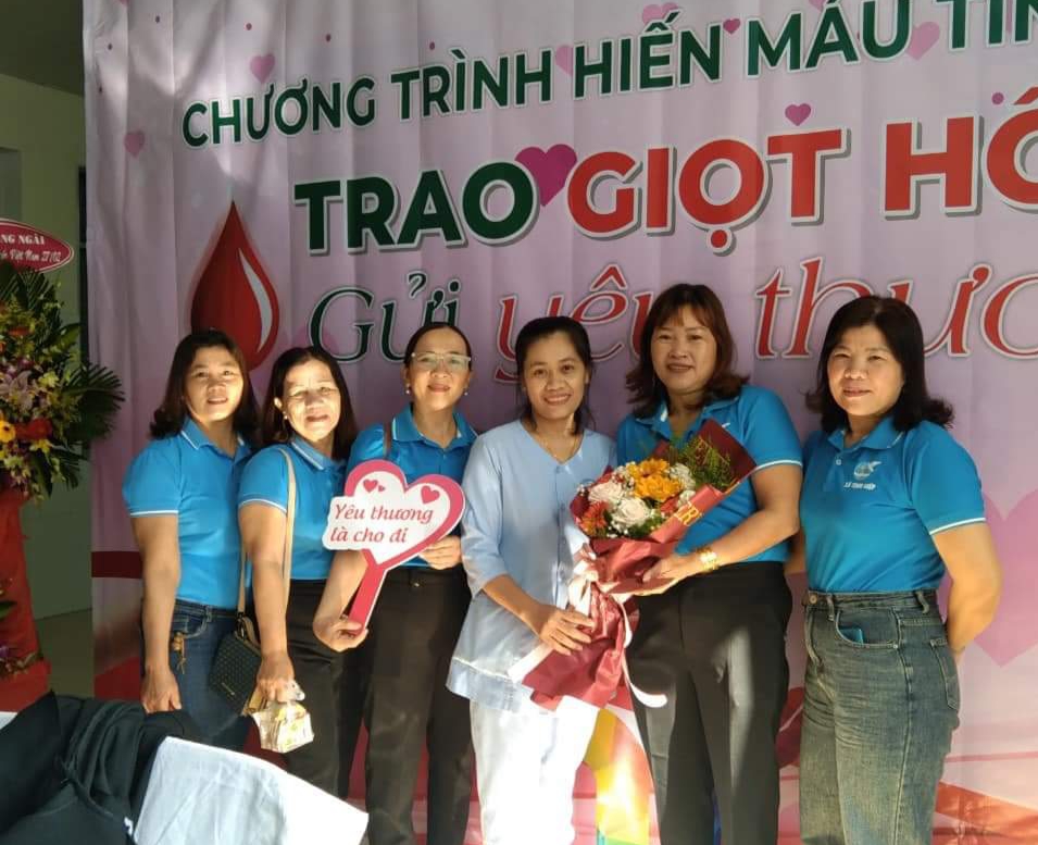 Cán bộ, hội viên phụ nữ trên địa bàn huyện Sơn Tịnh tham gia Chương trình “Hiến máu tình nguyện, trao giọt hồng gửi yêu thương” năm 2023