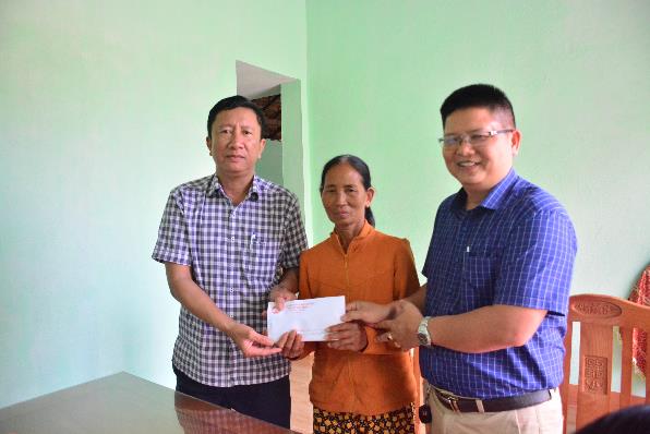 Ủy ban MTTQ Việt Nam huyện Sơn Tịnh bàn giao nhà Đại đoàn kết cho hộ nghèo xã Tịnh Sơn