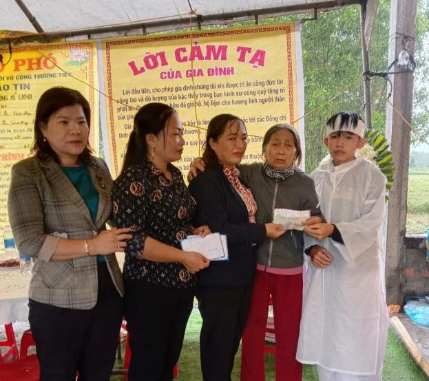 Hội LHPN huyện Sơn Tịnh cùng các mạnh thường quân trao 41 triệu đồng cho gia đình nạn nhân bị mất do tai nạn giao thông