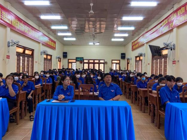 Huyện đoàn, Hội đồng Đội huyện Sơn Tịnh tổ chức chương trình Tư vấn hướng nghiệp cho học sinh THCS