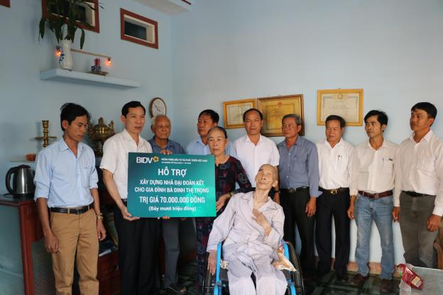 Ủy ban MTTQ Việt Nam tỉnh Quảng Ngãi bàn giao nhà đại đoàn kết ở xã Tịnh Phong
