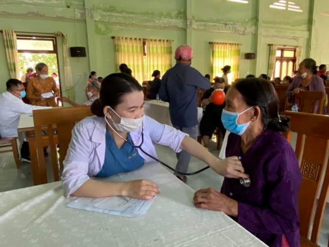Sơn Tịnh: Khám bệnh, cấp thuốc miễn phí và tặng quà cho 110 người xã Tịnh Trà