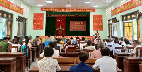 Đại biểu HĐND tỉnh, huyện tiếp xúc cử tri tại xã Tịnh Đông.