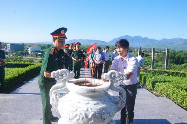 Trung đoàn Ba Gia - Quân khu V tổ chức nhiều hoạt động ý nghĩa tại huyện Sơn Tịnh nhân kỷ niệm 58 năm Chiến thắng Ba Gia