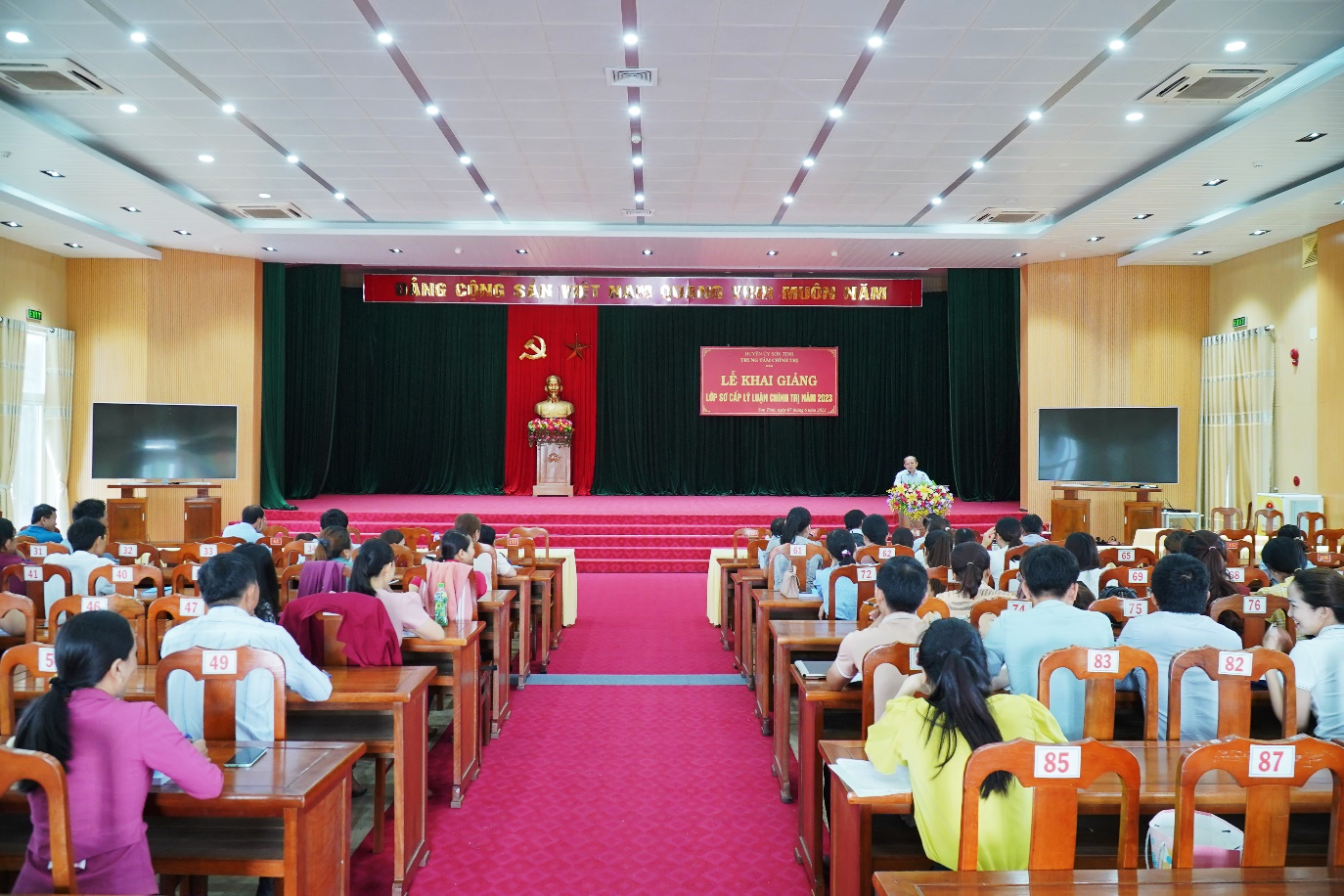 Huyện ủy Sơn Tịnh khai giảng lớp sơ cấp lý luận chính trị năm 2023
