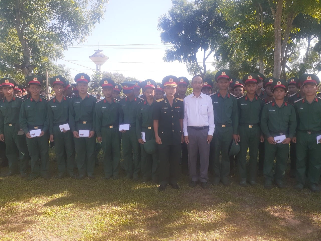 Lãnh đạo huyện và Ban CHQS huyện Sơn Tịnh dự Lễ tuyên thệ, tặng quà chiến sĩ mới