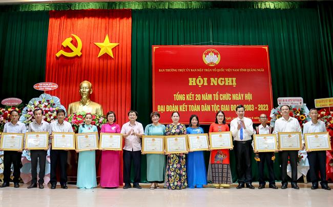 Sơn Tịnh có 1 tập thể và 3 cá nhân được nhận Bằng khen của UBND tỉnh, Ủy ban MTTQ Việt Nam tỉnh tại Hội nghị tổng kết 20 năm tổ chức Ngày hội Đại đoàn kết toàn dân tộc giai đoạn 2003 - 2023