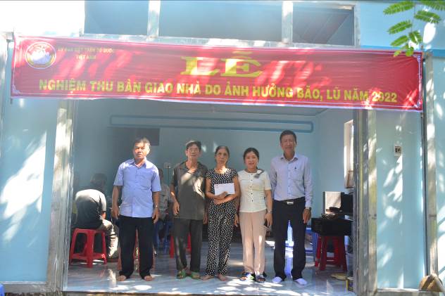 Sơn Tịnh: Ủy ban MTTQVN huyện bàn giao 2 nhà đại đoàn kết tại xã Tịnh Giang