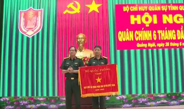 Ban CHQS huyện Sơn Tịnh được Bộ Quốc phòng tặng cờ thi đua đơn vị xuất sắc trong phong trào thi đua quyết thắng