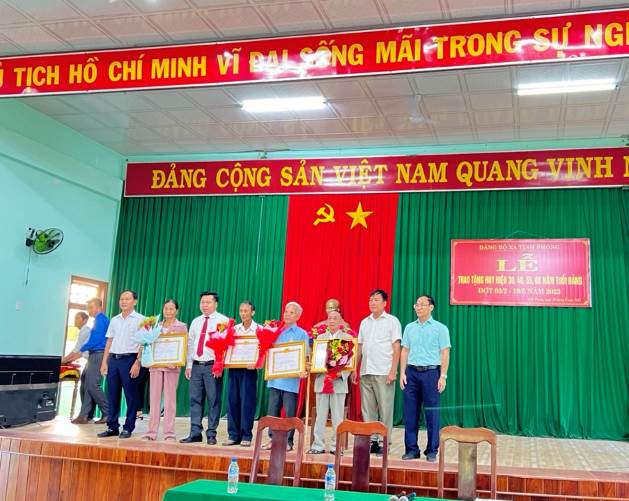 Trao huy hiệu Đảng cho 5 đảng viên tại xã Tịnh Phong