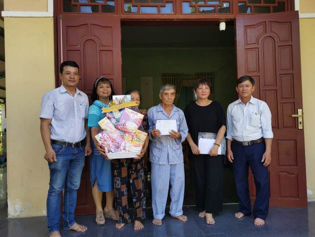 Ủy ban MTTQVN tỉnh Quảng Ngãi trao tiền phụng dưỡng cho 7 Mẹ Việt Nam anh hùng ở huyện Sơn Tịnh