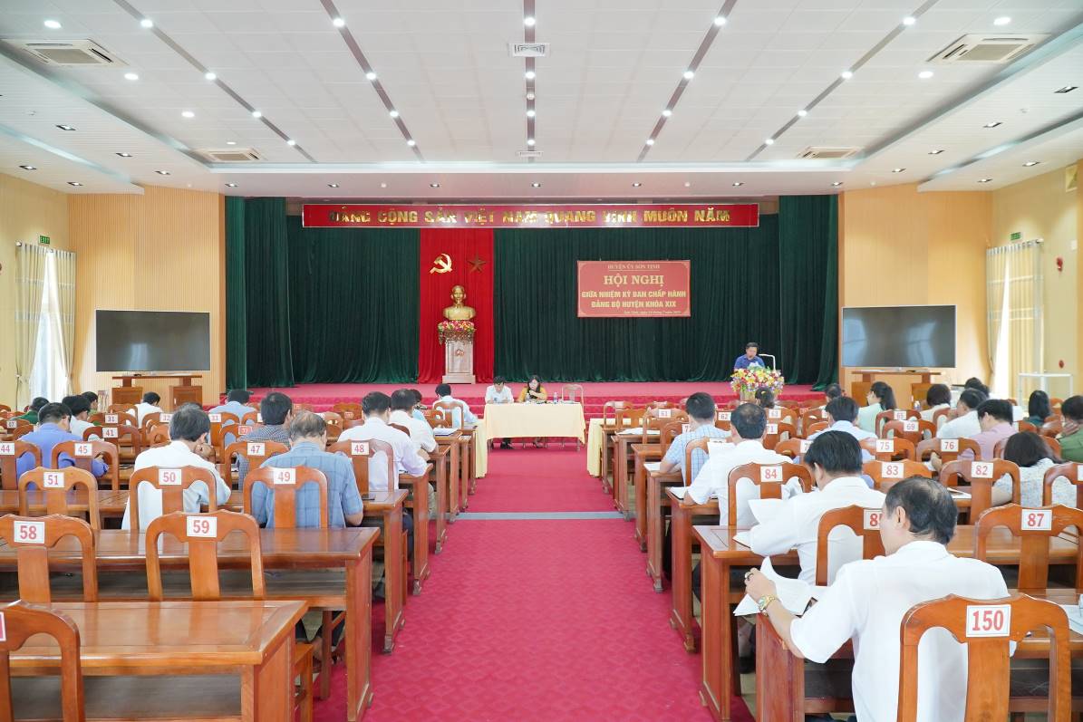 Huyện ủy Sơn Tịnh hội nghị sơ kết giữa nhiệm kỳ thực hiện Nghị quyết Đại hội đại biểu Đảng bộ huyện lần thứ XIX, nhiệm kỳ 2020-2025