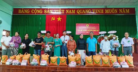 Trao tặng 25 suất quà cho nạn nhân chất độc da cam xã Tịnh Phong