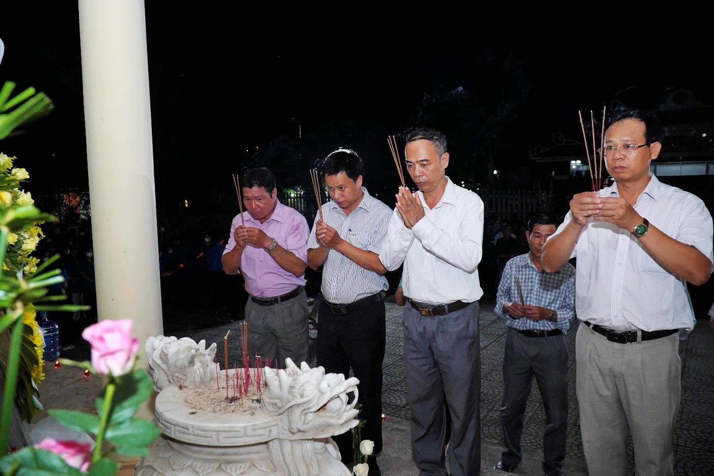 Phó Chủ tịch Thường trực UBND huyện dự Lễ đặt vòng hoa, dâng hương tại Nghĩa trang liệt sĩ xã Tịnh Hà nhân Ngày Thương binh - Liệt sĩ (27/7)
